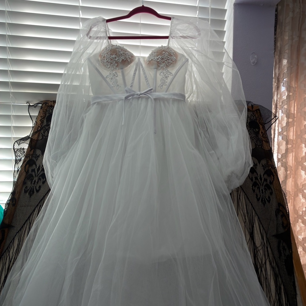NWT: Elegant White Lace, Tull, Corset Wedding Dress size 8 - Picture 2 of 10